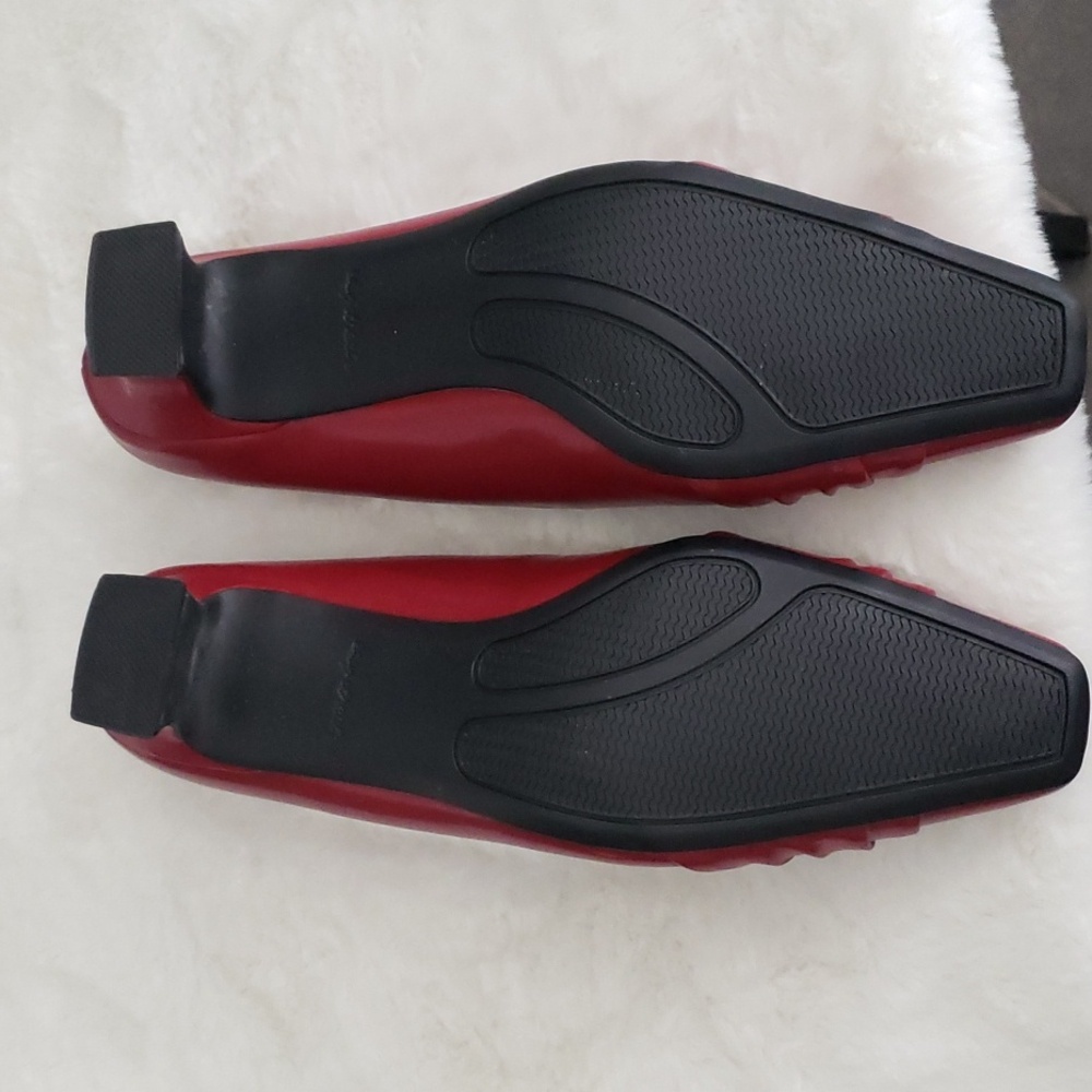 Red Pumps - image 4